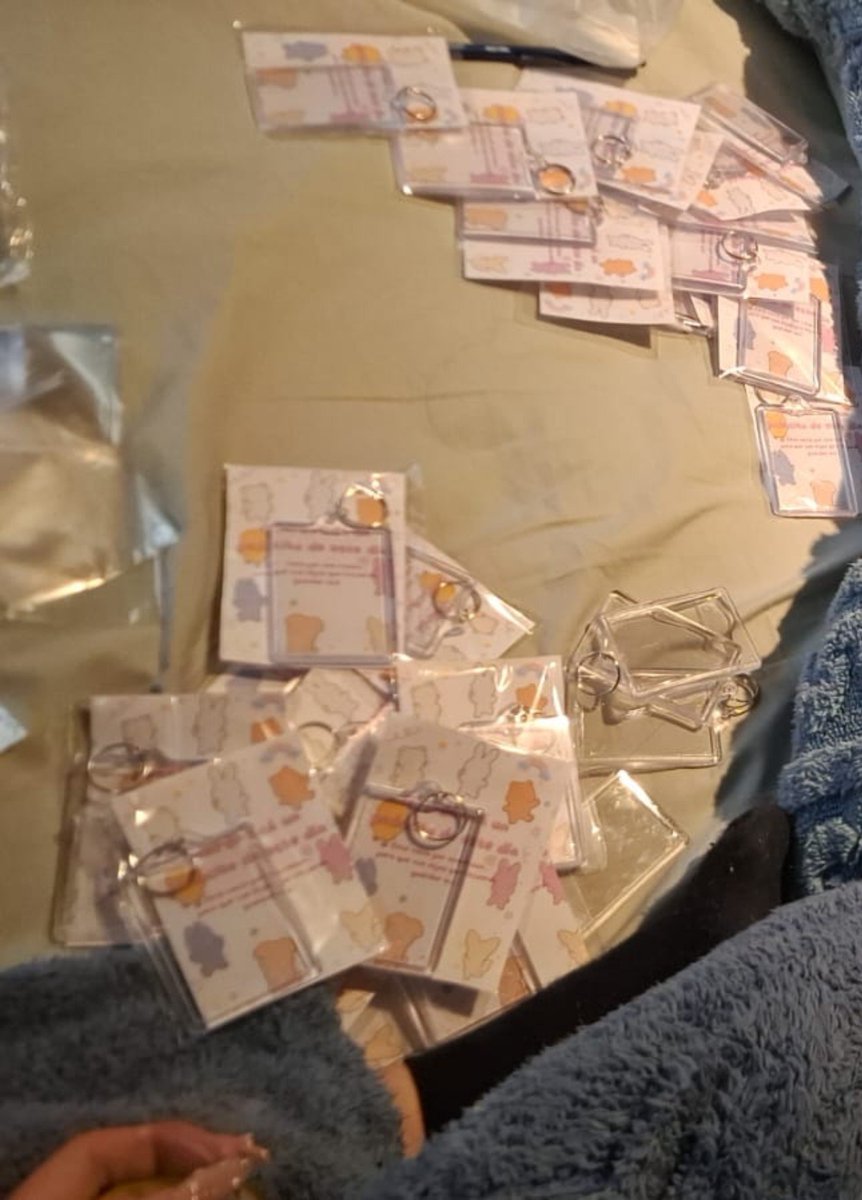 d0kiio's tweet photo. chicas yo solucioné una banda deaa
tenía los llaveritos y no sabía que chota ponerles, terminé haciendo un cartelito que decía “Está vacío por una razón…para que vos elijas qué recuerdo guardar aca"
así ponen ustedes las fotitos que quieran del concierto 🥹 https://t.co/lwPeBkX5d0