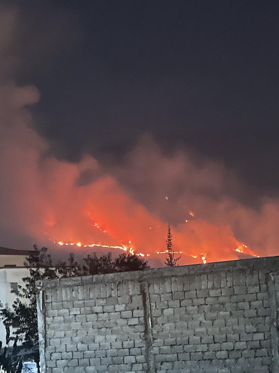 visavedrama's tweet photo. @BomberosQuito @SeguridadeQuito @ECardenasVarela :( ahorita se ve así :( quiero llorar https://t.co/jYbijoujnT