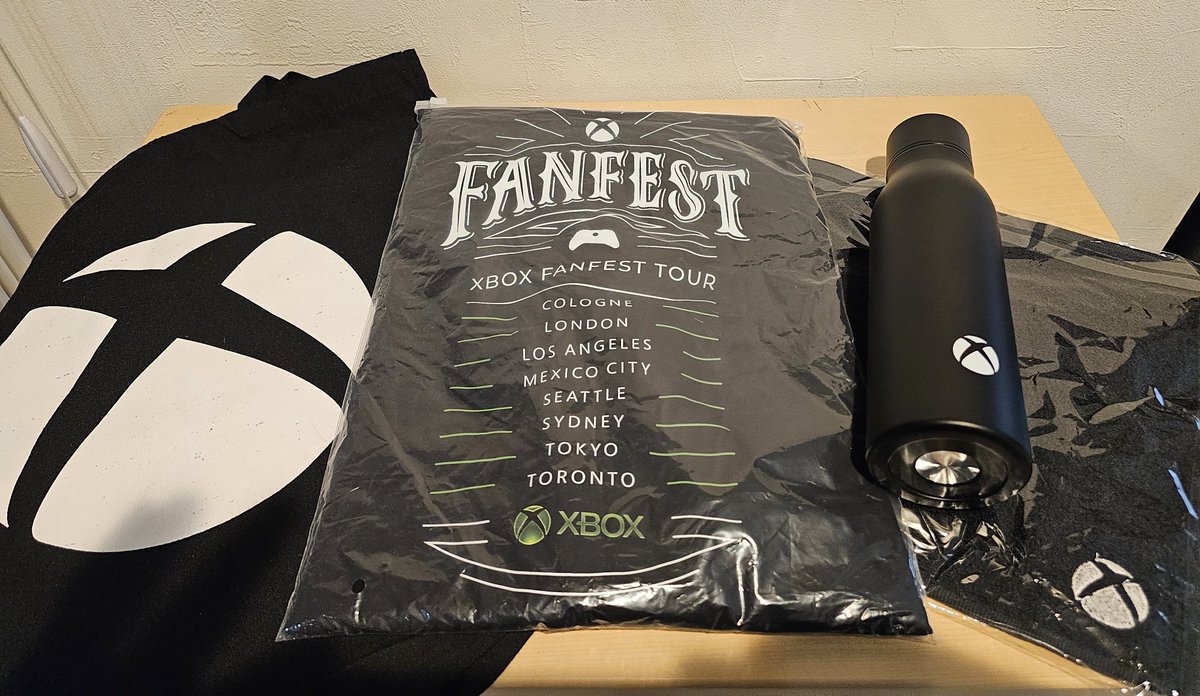 GeTManueLZz's tweet photo. この前のXboxファンフェスタで、Xboxグッズたくさんいただきました！！🎮

Tシャツにボトルにバッグまで！！
Xboxロゴいっぱいでめちゃくちゃかわいい🤩🔥

大切に使わせていただきます！！
ありがとうございます！！✨

@Xbox_jp

#Xbox #XboxJP #XboxFanFest https://t.co/L3YHMLSXfF