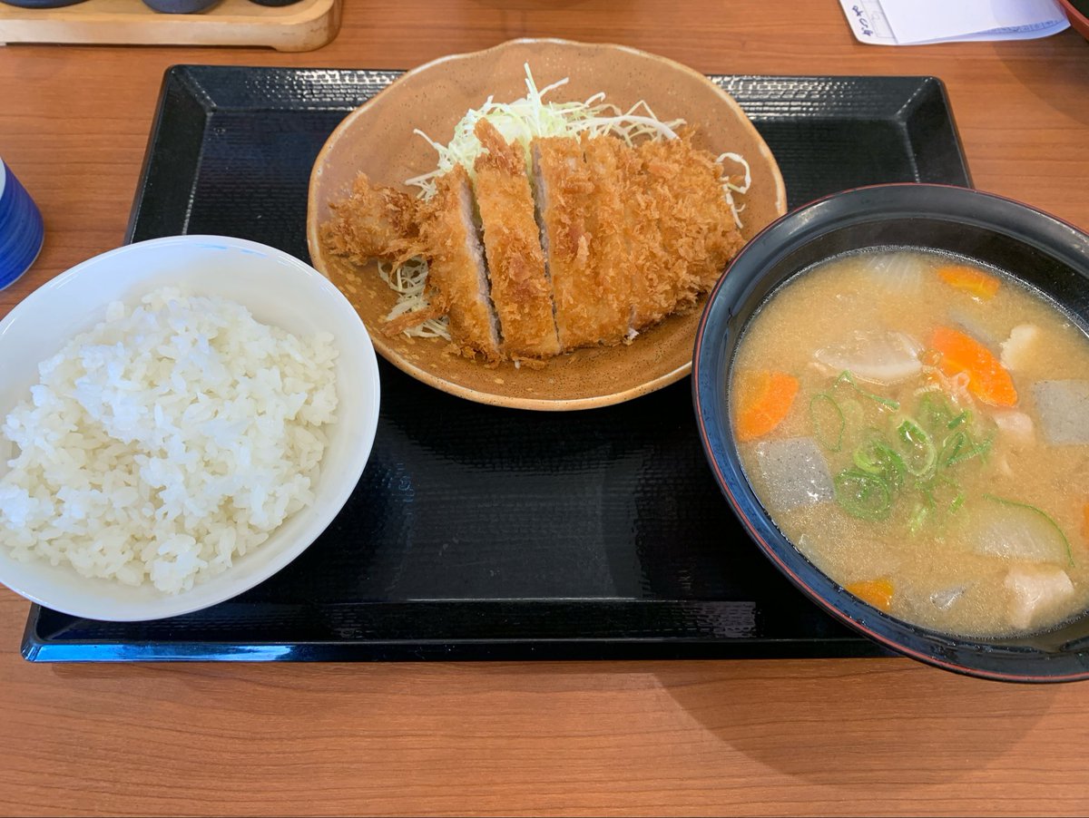 sfc90zenhan's tweet photo. 台風上陸前に食べる定食 https://t.co/s2eHLB9OJV