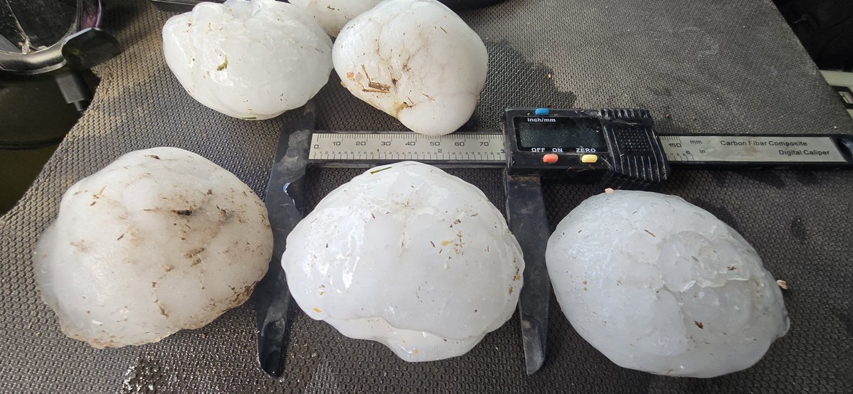 Dan_Fitts's tweet photo. 3" hail on County North Road 7 miles SE odlf Stratton, Colorado. Fell over an hour ago around 23:20Z @NWSGoodland #cowx https://t.co/ezdw45oeq3
