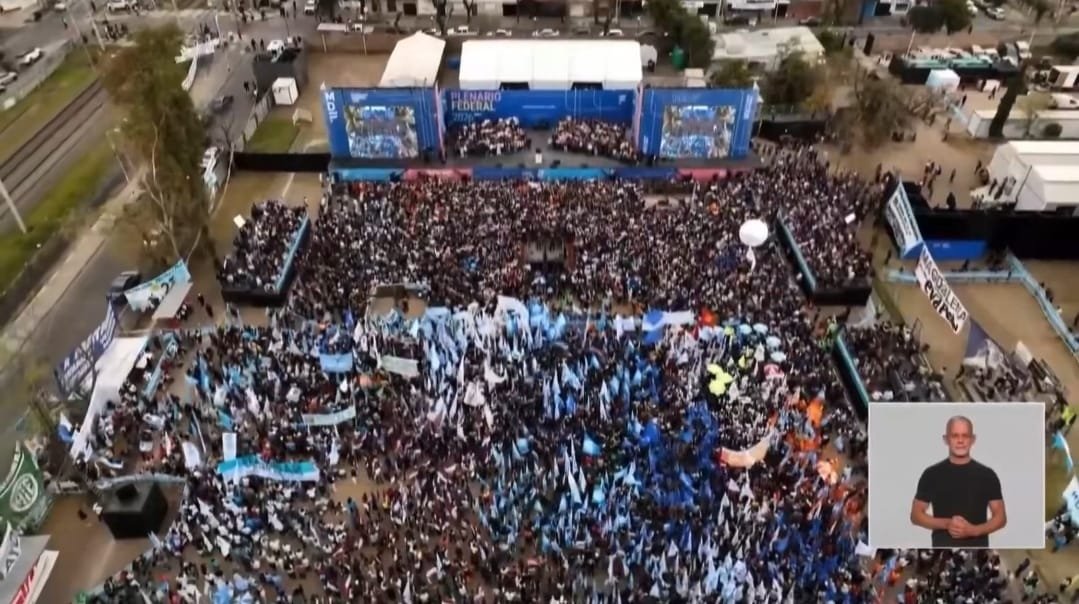 castillaeduardo's tweet photo. De un lado, el pobre acto de Kicillof para llamar a organizar la espera. Del otro, la enorme Marcha de la Bronca en Plaza de Mayo, llamando a luchar ahora contra Milei. https://t.co/ZmDQqJueqb