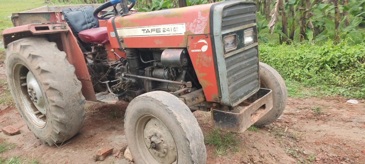 Fariha428132's tweet photo. That reliable old vehicle still looks ready for the field! 🚜💪#TractorLife #Farming #Agriculture #FarmMachinery #FarmLife https://t.co/cOdqSheIBz