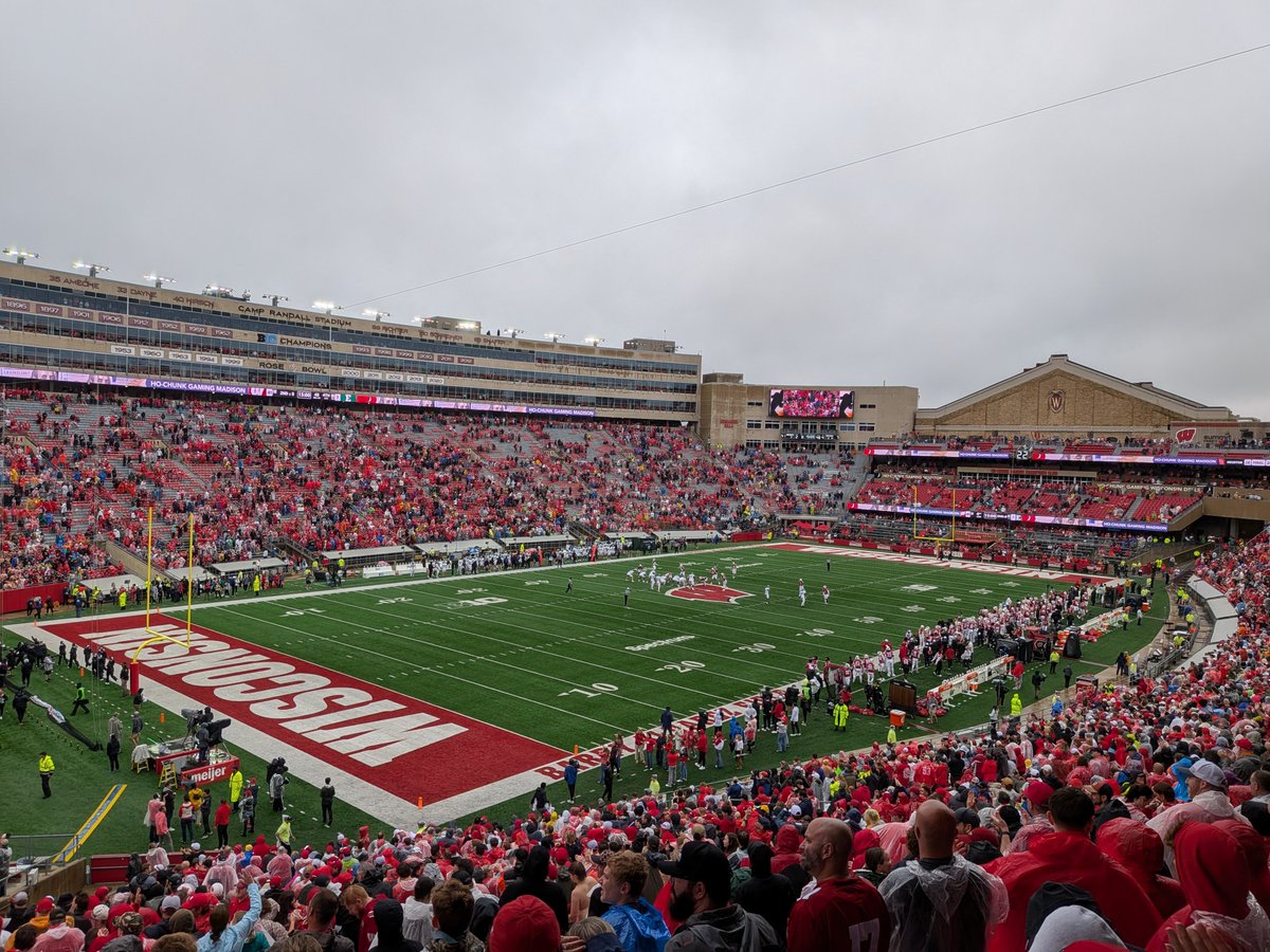 EricSnods's tweet photo. Wisconsin vs. Eastern Michigan Game https://t.co/EYFYrvHbv0