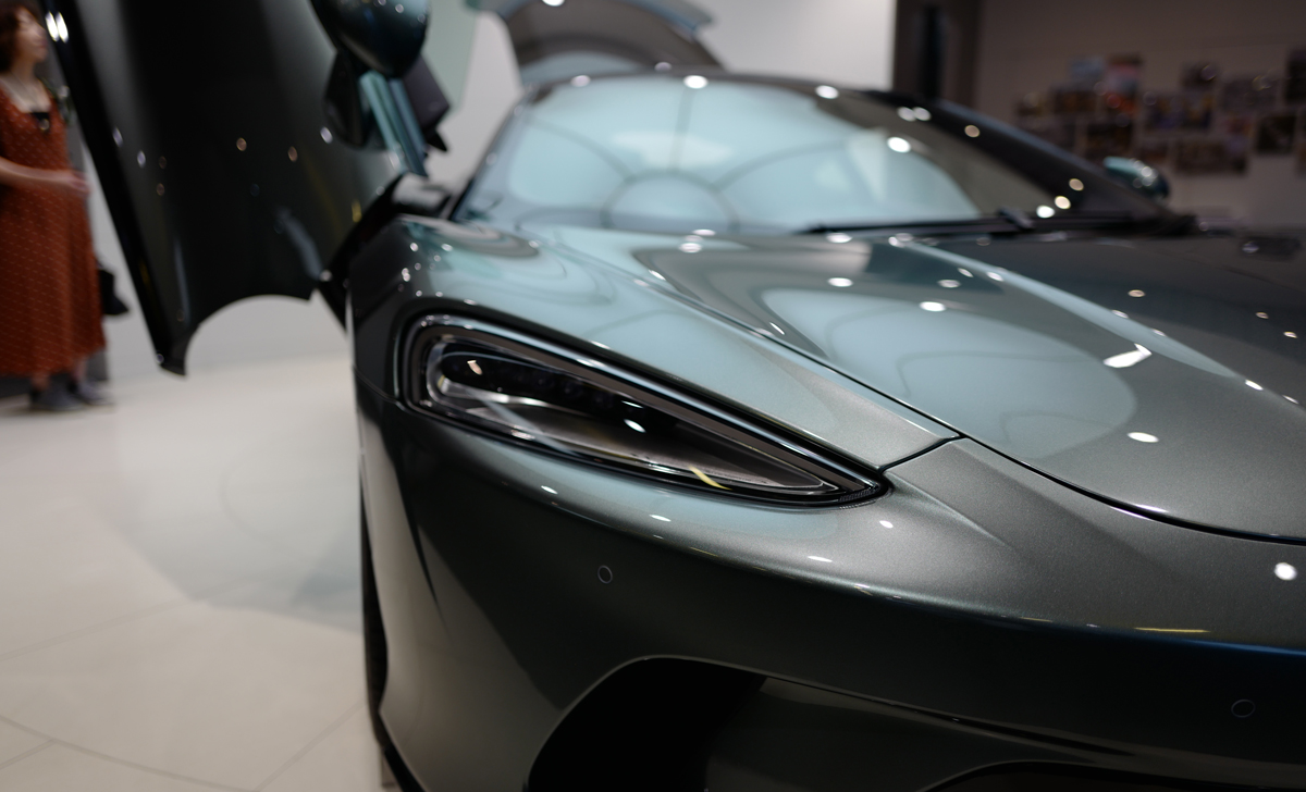 intensive911's tweet photo. マクラーレンがアルトゥーラ・GTS・750Sを生産終了、”退役”へ。SUV投入と次世代ハイブリッド戦略に向けラインアップの「完全入れ替え」に

●マクラーレンは2028年末までに主力ラインナップである「GTS」「アルトゥーラ」「750S」の3モデルを相次いで生産終了（退役）へ
●背景には5億ポンド（約1,050億円超）規模の大規模な事業拡大戦略があり、ブランド初のSUV開発や次世代フロントエンジンアーキテクチャの展開が進められている
●主力モデル退役後は、独自開発のV6ツインターボ・ハイブリッドパワートレインを搭載した約23万ポンド（約4,600万円）クラスの次世代ミッドシップ・スーパーカーが登場する見込み
▼詳細はコメント欄から