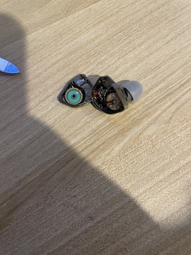 333astri's tweet photo. well thanks @SIMGOT_GLOBAL ! ive had these iems for a year and 2 months one day, the glue comes out and my iem is broken! woo woo! lovely! used these things perfectly, never even tried to take them anywhere but my pc. yet the glues gone after 1 year and 2 months!! tysm! https://t.co/9eLlI94YIe
