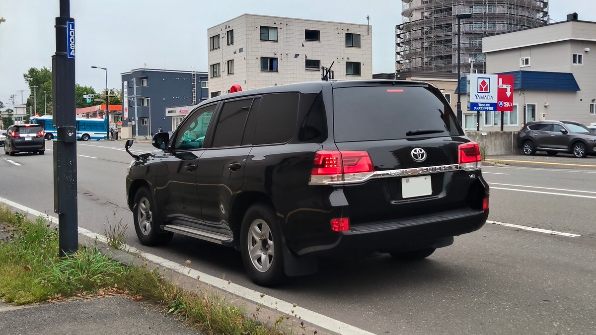 _1__5__7_'s tweet photo. @mst_hide 千歳市、パレードの関係で規制が行われていたり、普段は見かけない車がちらほらと… https://t.co/haDH0CwGFl