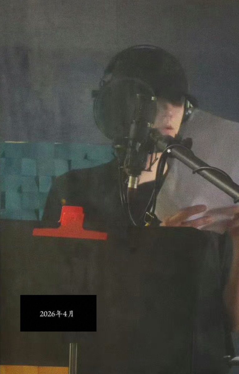 q_huuuuu's tweet photo. ถือว่าหวีดได้แล้วเนอะ เพราะทุกอย่างก็เฉลยมาหมดละ ในการทำมินิบั้มพี่เถียนเริ่มเรียนร้องเพลงตอนเดือนเมษา ซึ่งที่ฮีพร่ำบอกในไลฟ์มาตลอดว่าผมเรียนเยอะมากๆก็คือฮีไปเรียนจริงๆ ตอนเดือนกรกฎามีคนถ่ายลงว่าออกกอง(นึกว่าโฆษณา) สรุปเฉลยเป็นรายการเรียลริตี้ เห็นเงียบๆแต่โคตรซุ่ม ภาพรวมทุกอย่างคืองานฮีเยอะมาก(ๆๆๆ) มันแทบจะไม่มีเวลาฟุ้งซ่านหรือบั่นทอนตัวเองอ่ะ ฮีได้ทำทุกอย่างที่อยากลองทำหมดเลย ปีนี้ถือว่าใช้ชีวิตคุ้มละ 3>