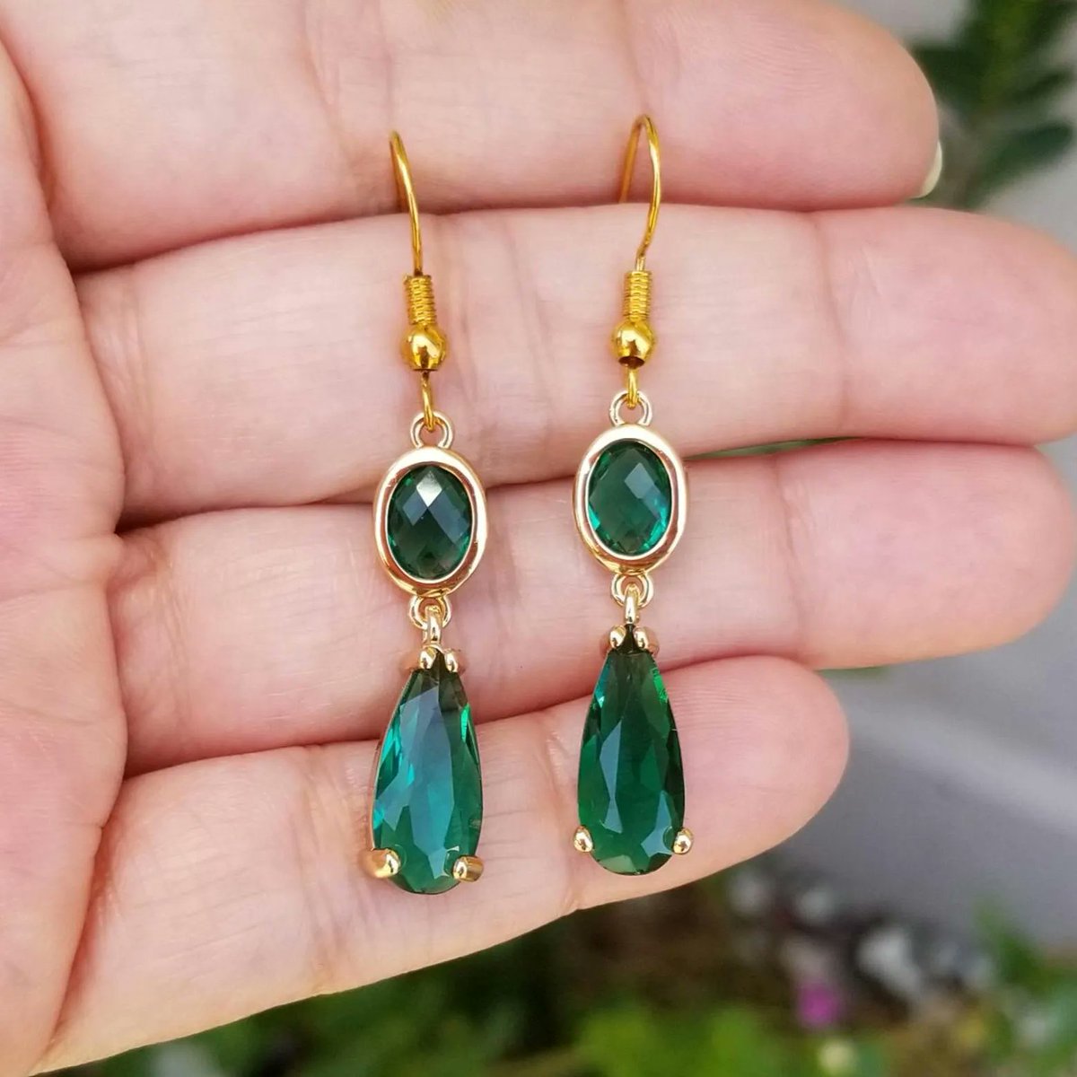 TrendingNowGift's tweet photo. 14k Gold Emerald Teardrop Dangle Earrings #jewelry #earrings #goldearrings #dangleearrings #emerald #emeraldsjewelry #emeraldearrings #handmadejewelry #handmadeearrings #bridal #wedding #semiformal #bridesmaid #etsy #giftforher #handmadegift
https://t.co/LXOUII8qYK via @Etsy https://t.co/QGO3YnqIZN
