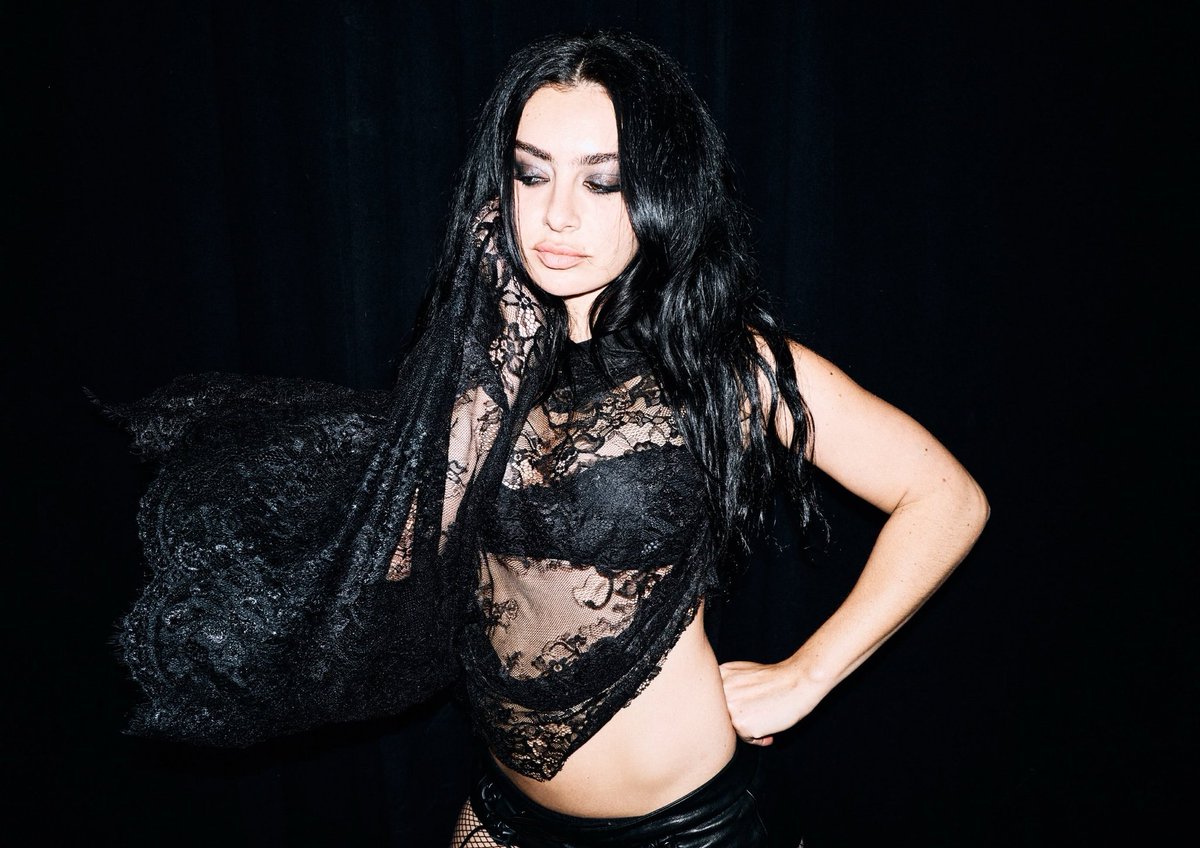 celebcultured's tweet photo. CharliXCX stuns in black outfit
#CharliXCX https://t.co/pFCSoye7Y9