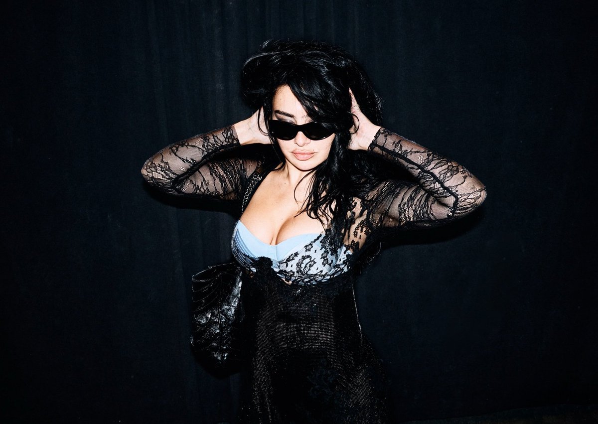 celebcultured's tweet photo. CharliXCX stuns in black outfit
#CharliXCX https://t.co/pFCSoye7Y9