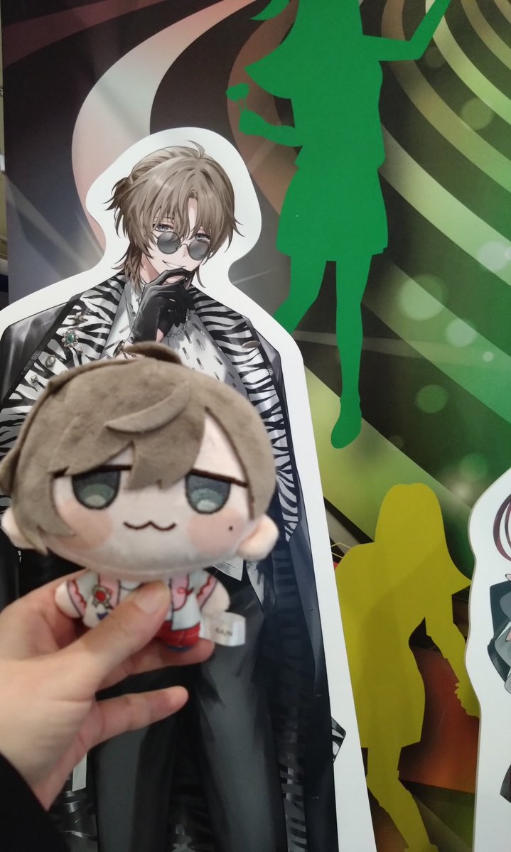 uta08080606's tweet photo. ラウンドワンに行ってきた～。
残念ながら葛葉さんのアクスタと缶バッジ、ガチャが売り切れてたけど、来月だったら無理だったろうからよかった😭
夜中に行ったから周りに人もいなくて、ゆっくり写真撮れた😆
弟カップルのおかげでゲームパックと、スコア特典もGET😭

来てくれてありがと～😭❤️ https://t.co/YKdDMa1zSU
