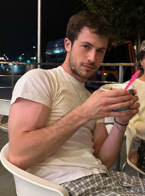 apolothames's tweet photo. Dylan minnette https://t.co/NSQ6YsuuP7