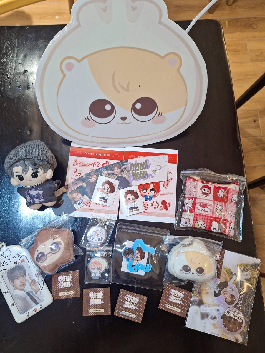 bambinhypen's tweet photo. wujud 4x nyoba ld dan semuanya nt🚶♀️
inceran kita kalo ga album ya slogan wkwkwkkwk tp semua merch nya tetep kyuttt
#EternalBloom #BloomBeyondForEVER
#HEESEUNG #EVAN #희승 #에반 #EV01STUDI0 https://t.co/l6VYTAhoF7