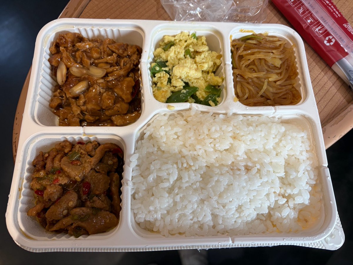 xifanghong's tweet photo. せっかくだから高鉄弁当を。量がたっぷり… https://t.co/7bYl4eBnoM