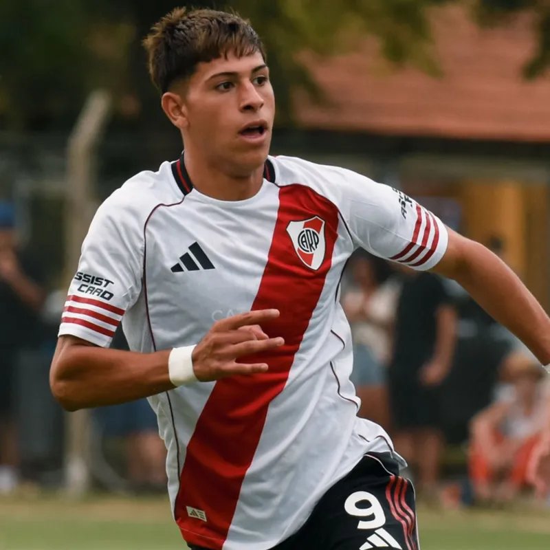 Elgalvanismo's tweet photo. recordatorio que Lautaro Pereyra estuvo los 90 minutos sentado en el banco viendo cómo Beltrán se arrastraba en la cancha, perdonalos pibe https://t.co/kggrckyGUI
