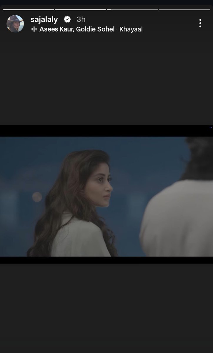 MyBoyTaTahyung's tweet photo. Mostly it is night scene when Sarbuland cries Infront of Rabiya &amp; she put him to sleep &amp; Later he was standing outside

SO SHE WENT BEHIND HIM😭💔

Why did they cut such a beautiful Sarbiya scene?

Also She's wearing dupatta around her &amp; not on the head THE COMFORT!🤧
#Zanjeerain https://t.co/uFi5Klvnjf