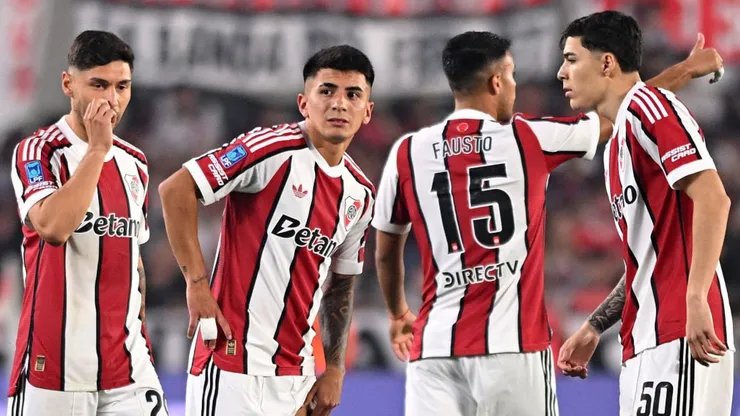 roberadanblanco's tweet photo. De esas derrotas que dejan bronca. #River perdió con Huracán en el Monumental por 2 a 1 en un partido que dejó sin cancha a Almada y Andrada, sin tres puntos clave en un partido que se perdió cuando se jugaba con mas volumen. Da bronca, por la forma y el contexto.. https://t.co/8mX7iPlEJJ