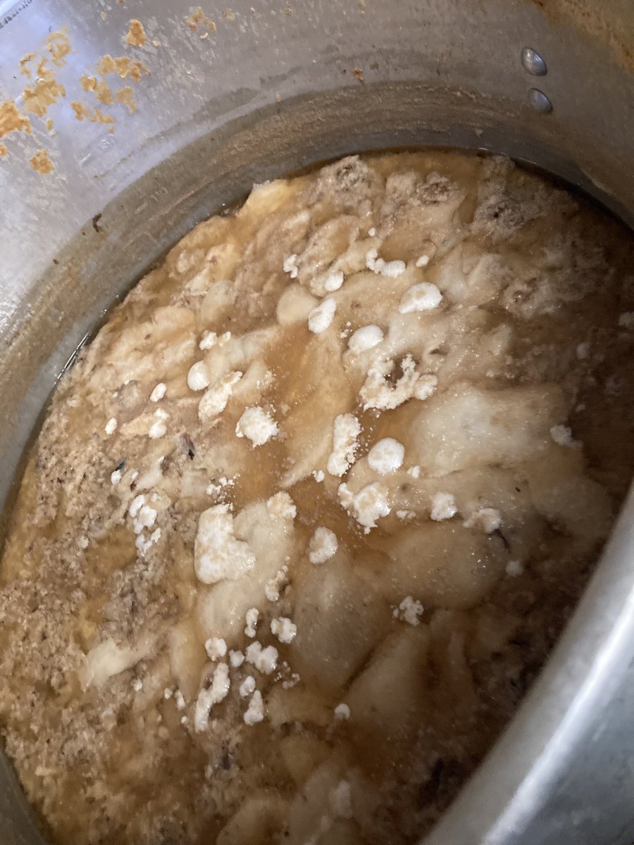 Ramen_BESTON's tweet photo. ★スープレシピ改良中
べすとんの豚骨スープは豚頭骨と背脂のみを使用しております🐽
先日甲斐さんに教えてもらった少量の豚皮を入れるレシピをさっそく試しております。

口当たりと香りの改良です。

しばらくいろいろ試してまいります😉

★営業時間
連休中も通常営業いたします！ https://t.co/QLOHODM295