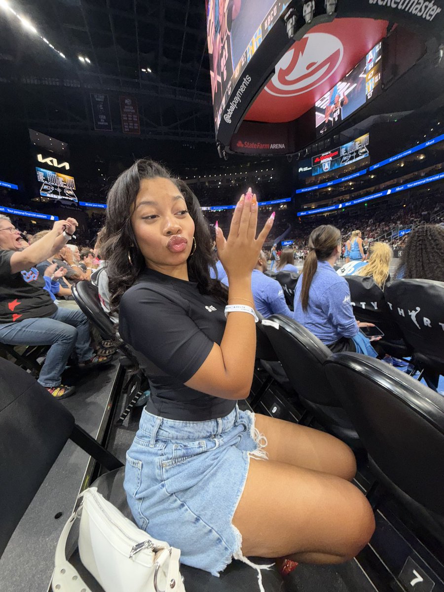 _iamjamila's tweet photo. We go court side for Angel 🩷 https://t.co/So6QkUkyna