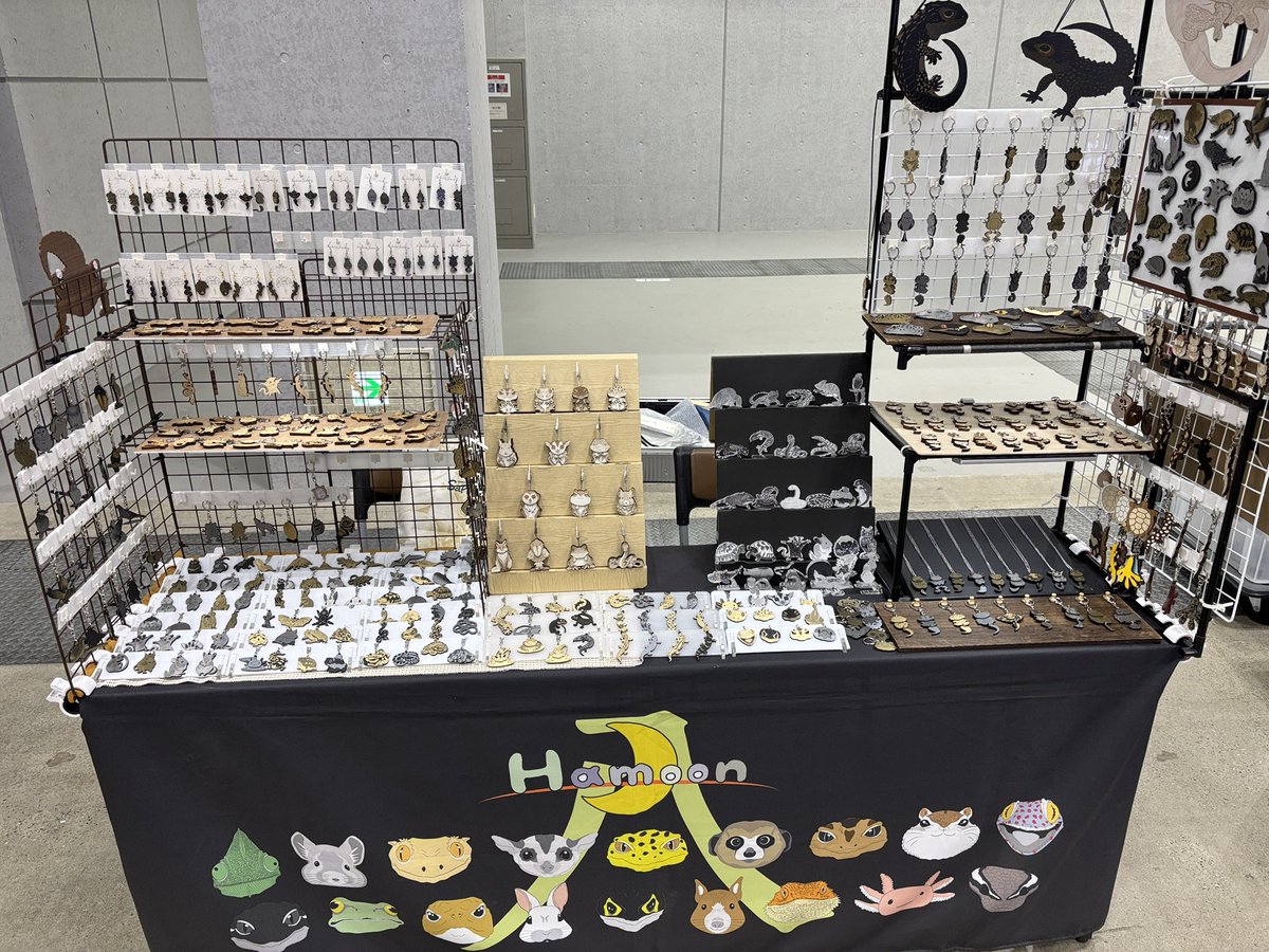 hakkanx86's tweet photo. 設営完了🌙
9/20-21
#ジャパンレプタイルズショー
東京ビッグサイト　東展示棟
10:00-17:00

あいにくの空模様ですが
 #爬虫類、#両生類、#小動物 をモチーフにしたオリジナル創作グッズを持ってきました🦎🐸🦔🐢
#BIGレプ 初もの新作もございますので！
お立ち寄りいただけますと嬉しいです🌙 https://t.co/qDDstSOEGN