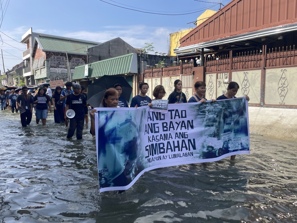 antonio_amielc's tweet photo. PROTESTA SA  GITNA NG BAHA

Sa kabila ng abot-binting high tide, ipinagpatuloy ng mga residente ng Hagonoy, Bulacan ang kanilang pagkilos para ipanawagan ang kanilang lumalalang problema sa baha at tumindig laban sa korapsiyon nitong Linggo, Setyembre 20. @ABSCBNNews https://t.co/kLVPMn0bGD