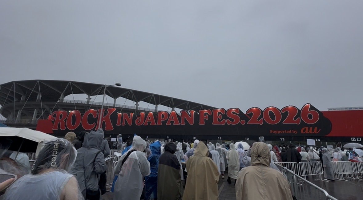 popsaurus7777's tweet photo. 雨フェスー☔
払い戻し対応だしいつもより空いてるかなと思ったらめちゃくちゃ人いる

みんなアタマオカシイ😇
どんだけみんな音楽好きなんだ😆

とりあえずsumikaのゲームシャツ買えたので早起きした甲斐がありました😌

2026ラスト夏フェス楽しむぞー https://t.co/zc7MTfXuHC
