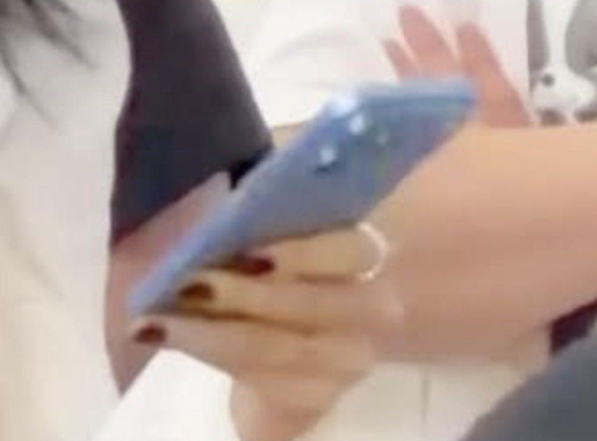starcrossed309's tweet photo. Yujin changed her phone to iphone 18 pro/pro max in glacier! https://t.co/WwXmTPN1Pe