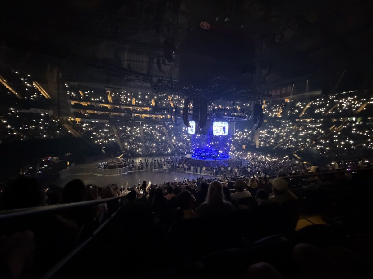 hchaesbae's tweet photo. not a single light stick in the crowd </3 https://t.co/8IKFo5mo2n