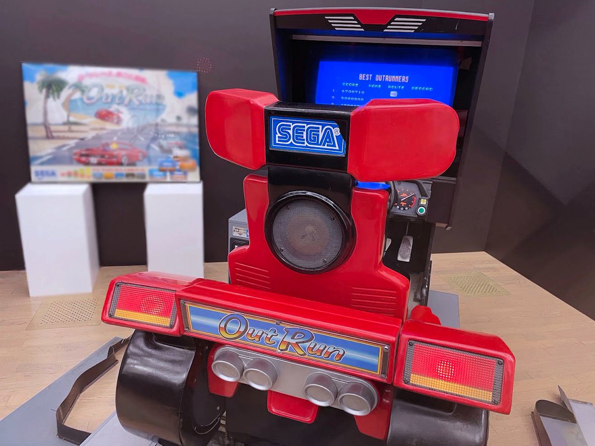 SEGA__UNIVERSE's tweet photo. 本日9月20日は、アーケードゲーム『アウトラン』の40周年！

ロードレース、体ごと満喫。
青空の下、お気に入りのBGMを流しながら、真っ赤なスポーツカーで美しい景色の中を駆け抜ける——。
ただ順位を競うだけではない、ドライブそのものを楽しむ新しい体験は世界中で大ヒットしました。

カーブに合わせて筐体が傾く専用体感筐体は、店舗様のご尽力により、40年経った現在でも、稼働を続けていただいている店舗が一部あるようです。

もし街で見かける機会がありましたら、当時の風を感じながら、ぜひ特別なドライブ体験を楽しんでみてくださいね。

#SEGAUNIVERSE #アウトラン #SEGA #セガ