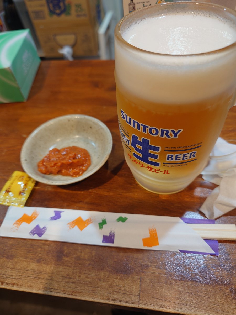 Momoikane's tweet photo. 今日の目的地…では無いんだが、ルート上寄る事が可能だったのでちょっと朝飲み
野毛で唯一？この時間からやっているお店だからか、こんな天気でも中々の賑わい

#野毛
#朝飲み https://t.co/dCuPpqkRy2