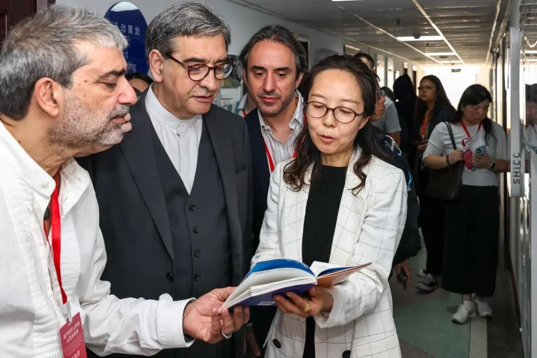 ShanxiTimes's tweet photo. 🇲🇴A #Macao media delegation, headed by Carlos Morais José (Zuo Kaishi), president of Via do Meio (Zhongdao) Magazine, visited the #Shanxi International Communication Center on Sept. 18. 
The group included journalists from Macao Platform, Macau Post Daily, and TDM Portuguese Radio, featuring senior Chinese media figures and Portuguese editorial and photography staff.👏