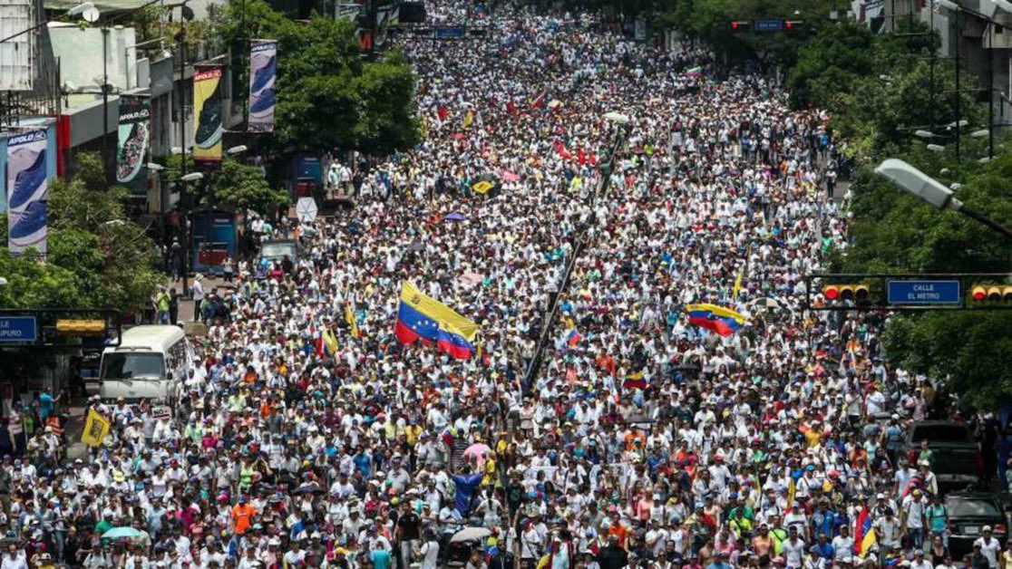 WellingMichael's tweet photo. #SetTheDate is trending among those demanding that a date be set for the presidential elections in Venezuela.

The 2015 Assembly, Chavismo, and the US repeat over and over that the country "is not ready" for elections.

However, any Venezuelan you run into on the street will tell you they want to go out and vote as soon as possible.

Delcy Rodríguez has been the interim president of the country for 8 months. -@estendenciavzl