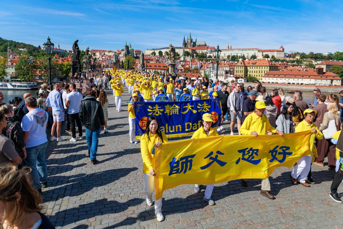 end_OH_'s tweet photo. 30国法轮功学员齐聚布拉格 盛大游行传真相
-------跨越古今街巷 展现信仰坚守
来自全球约30个国家与地区的部分法轮功学员，齐聚布拉格参加欧洲法轮大法修炼心得交流会。在法会召开前一天（9月19日），上千名学员参加了两场盛大游行，阵容浩荡，气势磅礴。
https://t.co/tdndmQ3ijN https://t.co/GqCxUuKJO2