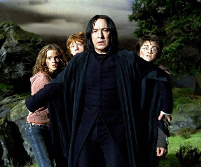 CentralHogwarts's tweet photo. Você pode falar o que quiser sobre o Snape, mas uma coisa você não pode negar: essa cena dele protegendo o Trio de Ouro em O Prisioneiro de Azkaban é simplesmente maravilhosa. https://t.co/x8uSAdqejd