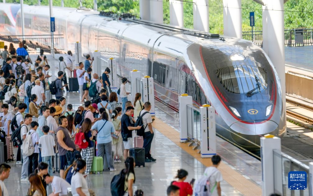 PDChinese's tweet photo. 【2026年前8個月全國鐵路發送旅客33.2億人次】據中國國家鐵路集團有限公司消息，2026年1至8月，全國鐵路發送旅客33.2億人次，同比增長3.9%，創歷史同期新高。在跨境客運組織方面，廣深港高鐵發送跨境旅客2340.8萬人次，同比增長10.7%，中老鐵路發送跨境旅客24.5萬人次，同比增長39.1%。 https://t.co/RJvnCNLHOk