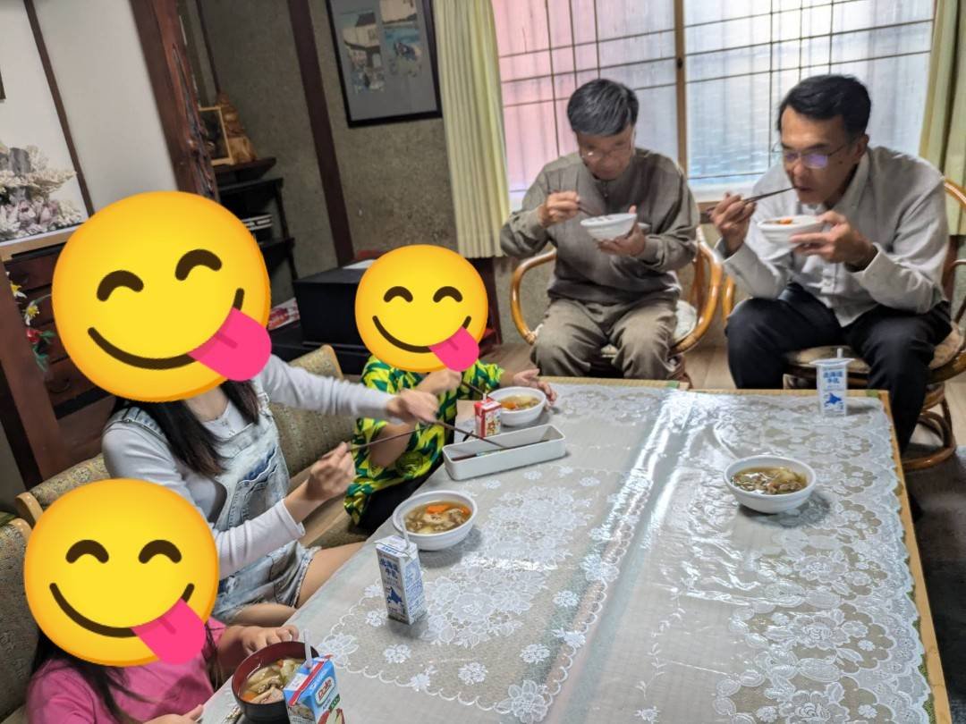 itoconchi's tweet photo. 先日 #ほくていホールディングス 様のご協力で、野菜の収穫体験に行きました🌽甘いとうきび・ホクホクのおいも・でっかい人参、羽釜のご飯にカレーまで🍛

そして昨日のひとてまつりは、いもいもパーティ！年の差約100歳のみんなで、いもだんご汁を堪能🥔
#いとこんち #感謝 https://t.co/W2xYvNfTnT