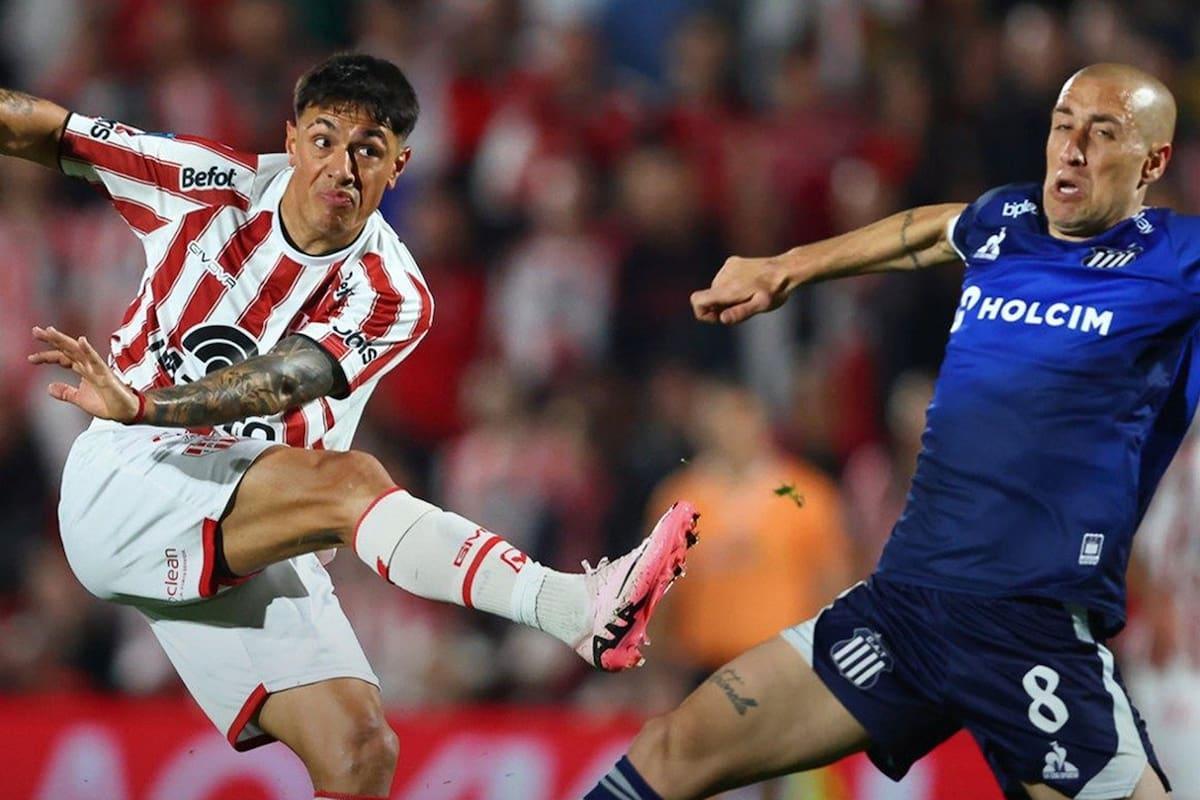 LANACION's tweet photo. Instituto - Talleres: cabezazo violento, codazo impune y un DT irónico que trató de “crack” al juez https://t.co/jtAErh1JVM https://t.co/4jCfgJsHsu