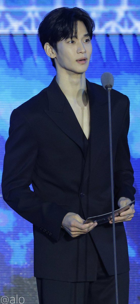 ekasafitri09's tweet photo. No editing, no change at all. Just him.
Omg so handsome, so stunning 😭🖤

Cr: Alo

#KimSooHyun
#2026TMA
#KimSooHyunTMA2026 https://t.co/adUeHBD6KW