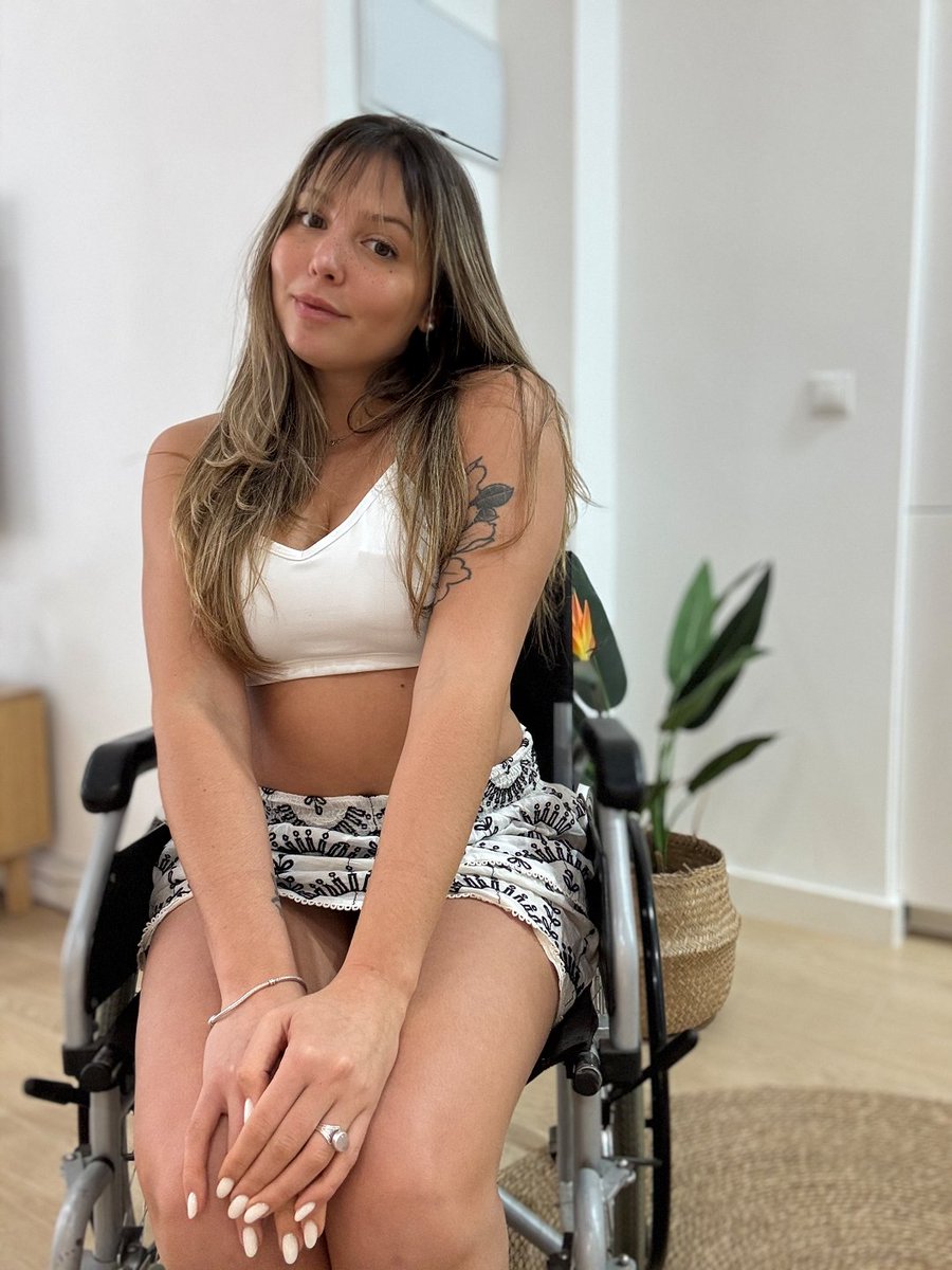 Bazu36075480's tweet photo. be honest... would you date a girl like me? https://t.co/iHmigmKrvG https://t.co/GrHrDYEGgs