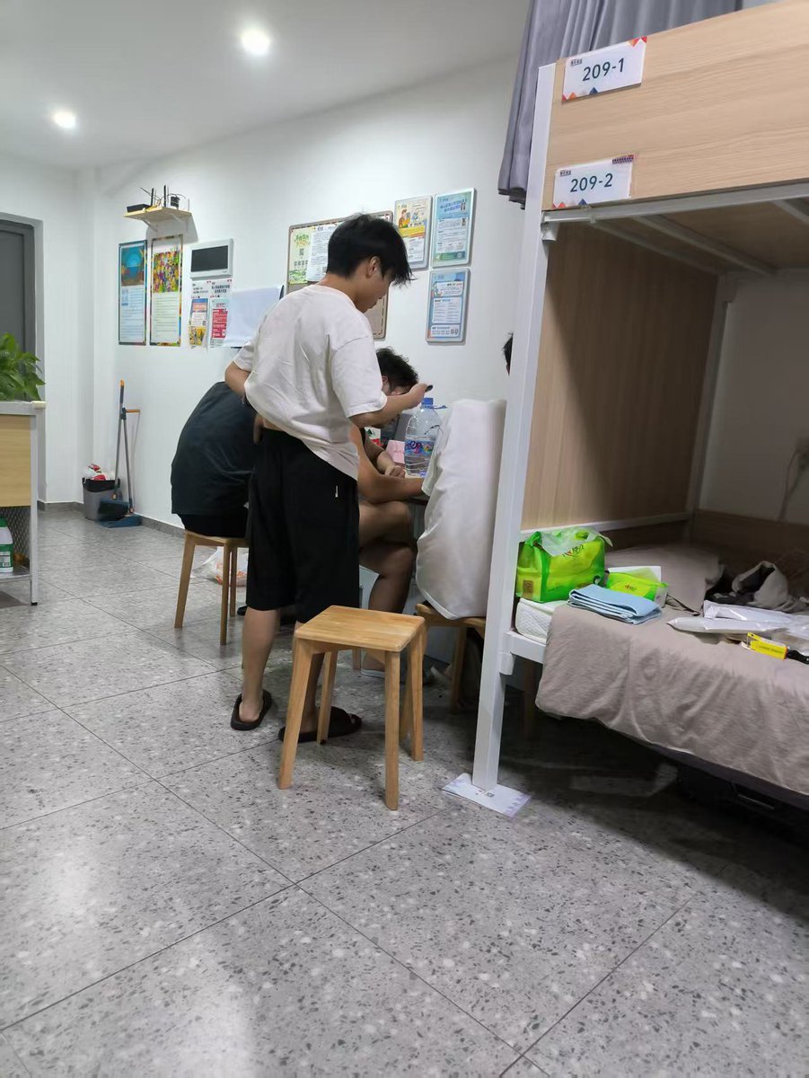 HuangF97972's tweet photo. 在深圳青年驿站那段日子是最快乐的时光了，一群刚毕业的小伙伴，夜骑前海湾，夜爬梧桐山，自驾游大梅沙，去香港过万圣节，跑澳门打卡，玩无人机航拍，吃串烧烤吹牛逼，好怀念～ https://t.co/0grMtbqu4H
