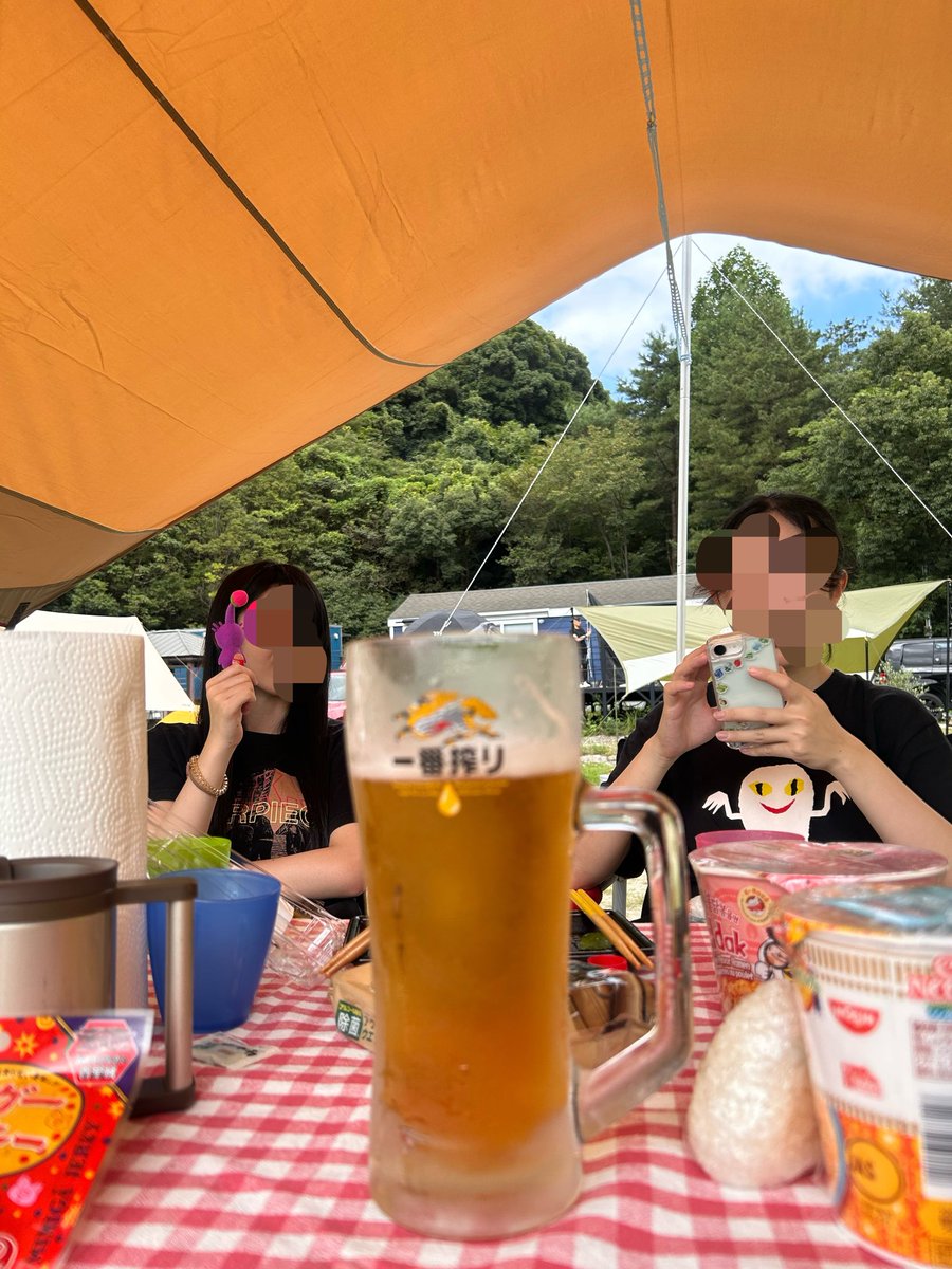 Sk9Bvc's tweet photo. 10年ぶりに家族でキャンプに来ております。娘らがちゃんと働くようになっててあっという間に設営完了。昼から生ジョッキで乾杯🍻最高ー https://t.co/rr65KWgKon