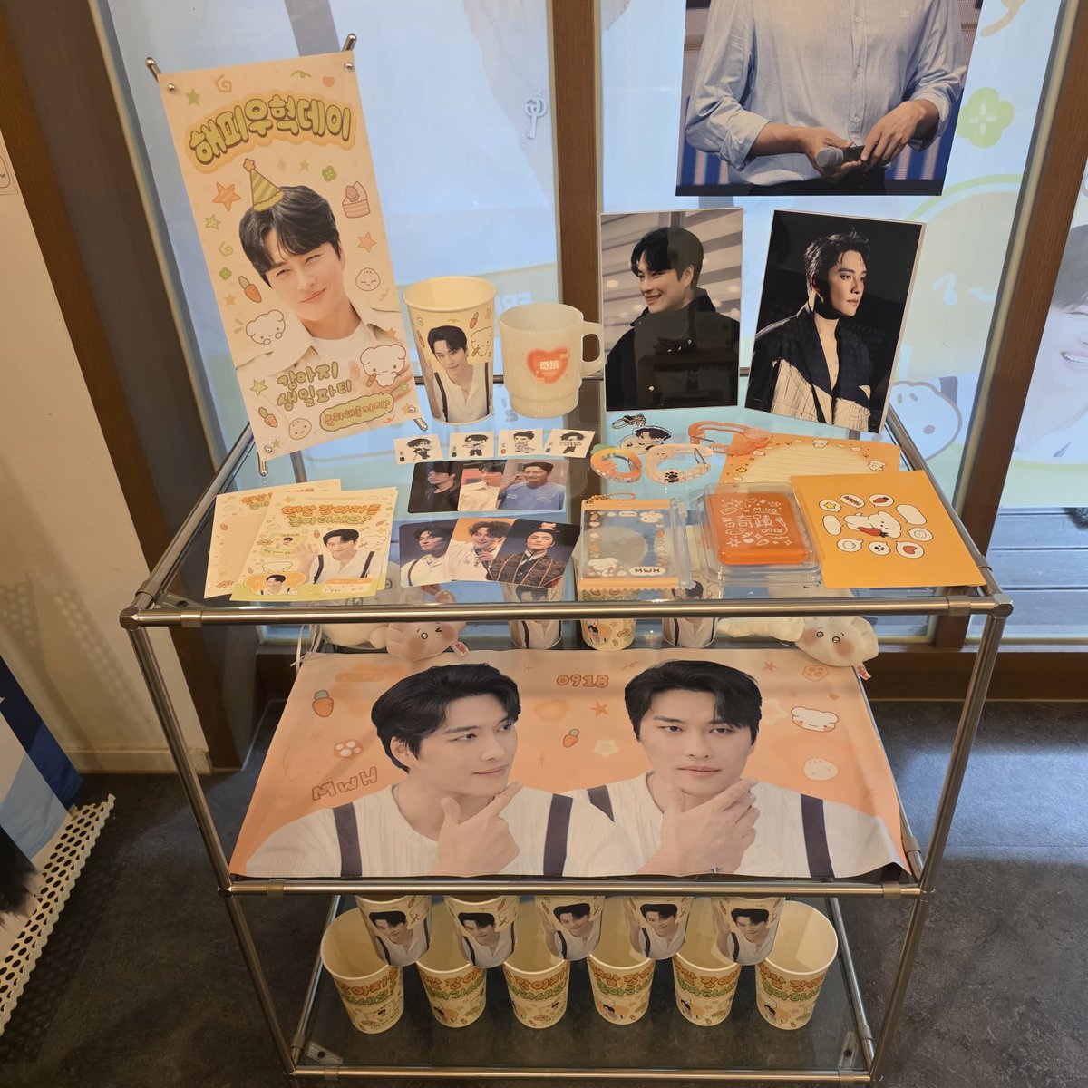 mumu__kei_'s tweet photo. #햇살_강아지를_좋아하세요
#918_WOOHYUK_DAY
#민우혁

우리집 가나디 생일까페♡
아기자기 넘이쁘고, 이쁜 사진보면서 필모얘기하느라 시간순삭!!!
주말에 갈까하다가 생일당일에 가는게 의미있을 듯하여 갔더니 가나디 자만추까지!!
밍기적들과 함께 생일축하송 불러주고, 행복했던 생카!! https://t.co/ah7pLGwFO0