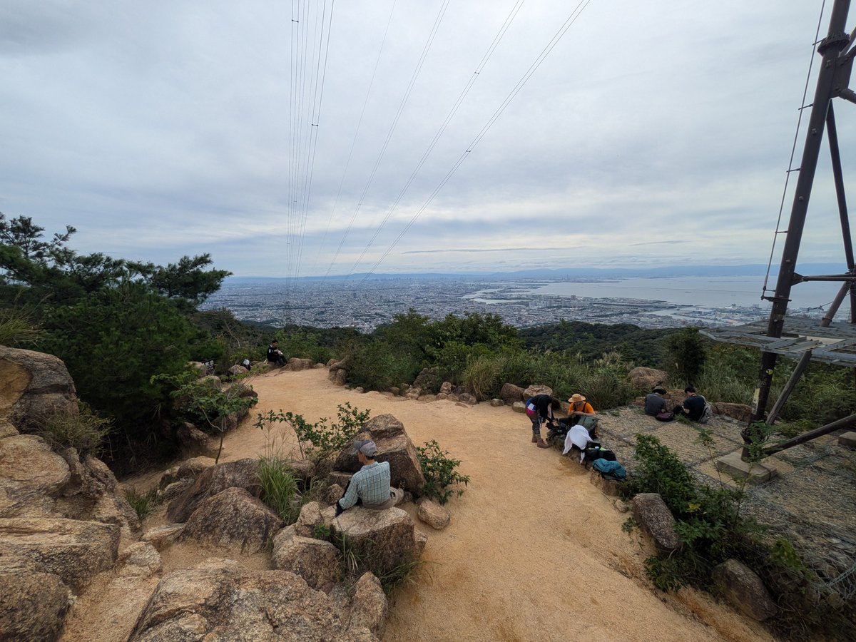Luku_2's tweet photo. 六甲山最高峰に登ってきた
芦屋川駅〜有馬温泉のメジャールート
風吹岩までなら適度な良い山登りだと思うけど、それ以降は500〜600m辺りから全然標高上がらないのがもどかしい
累積標高差も1080mくらいあったので人気コースだけど簡単ではないと思う
風が強くて涼しかったのは助かった https://t.co/ffTiaKqx7y