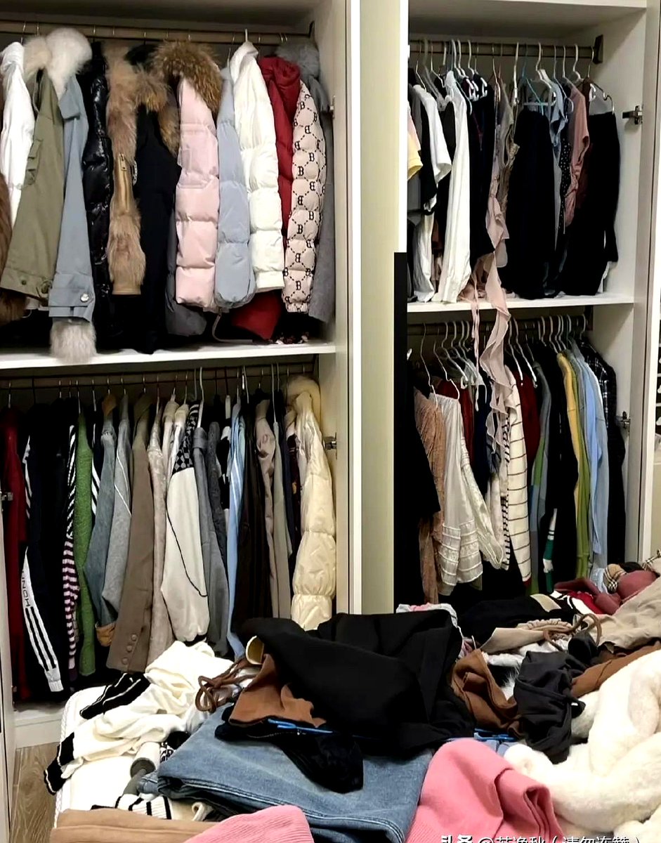 ZivackR's tweet photo. Got my closet decluttered today! Donate 3 bags of pre-loved clothes I haven’t worn in a year. Making space for new memories, not new stuff.， https://t.co/b6WbEBXvAn