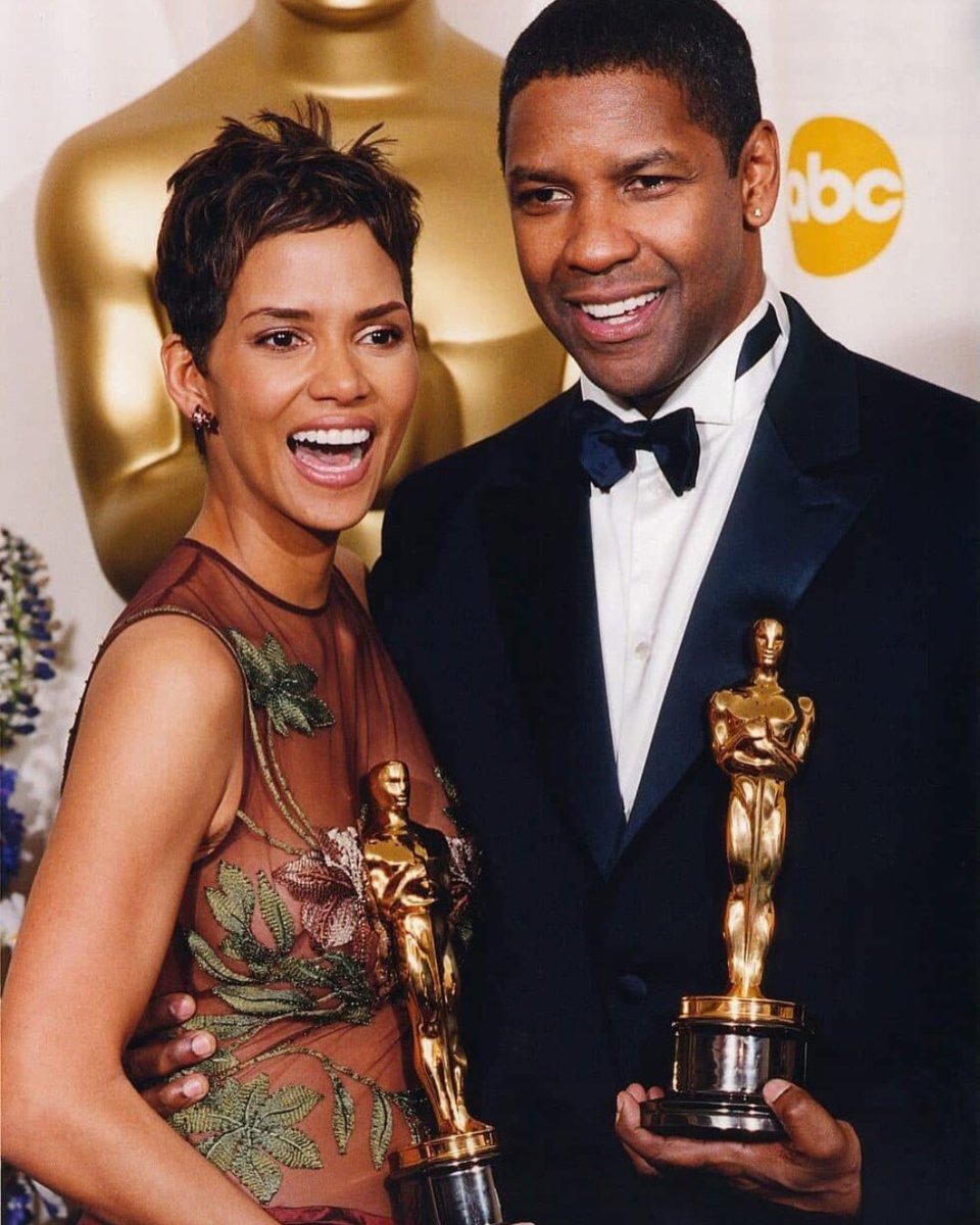 itsloveculture's tweet photo. Halle Berry se tornou a primeira mulher negra a ganhar o Oscar de Melhor Atriz, enquanto Denzel Washington levou o de Melhor Ator. Os dois fizeram história na MESMA noite. https://t.co/dPOAuSBhtN