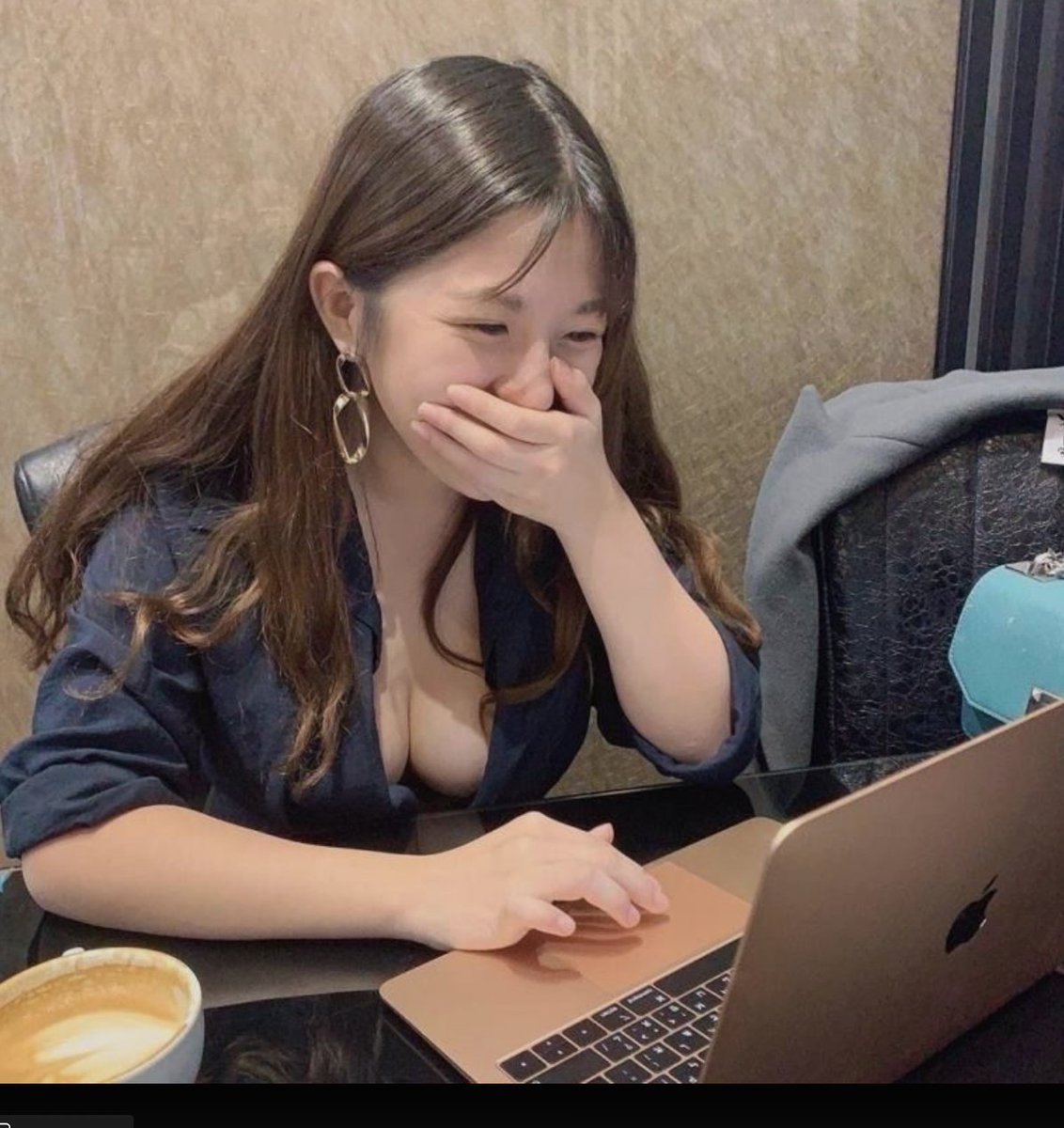 0xyouyu's tweet photo. 谁能拒绝一个害羞的女同事

笑起来真好看

犹抱琵琶半遮面

还知道用手遮住 https://t.co/6gCO6nL9A6