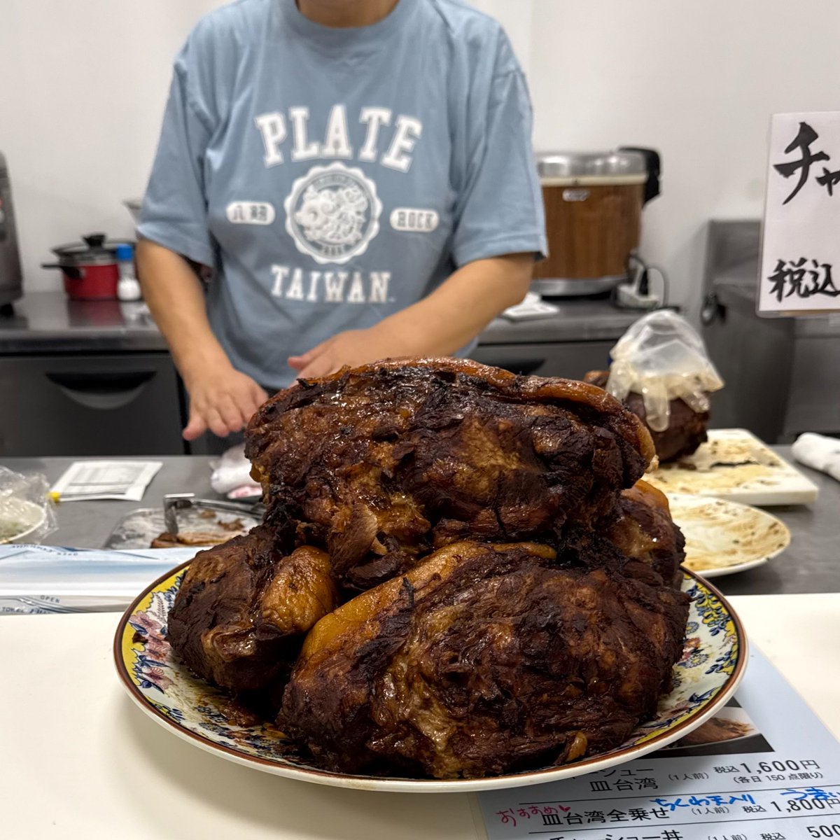 21_p_aimar's tweet photo. 新宿高島屋のグルメフェスへ

名古屋の人生餃子さんのチャーシュー皿台湾全乗せ
（一日１５０食限定）

ちょいピリ辛な油そばですが、この細ちぢれ麺がマジで美味い。いくらでも入りそう
チャーシューもでっかくて柔らかいしモヤシとニラの食感も良い

また来年も出店お願いします

ごちそうさまでした https://t.co/KzaLWXtQix
