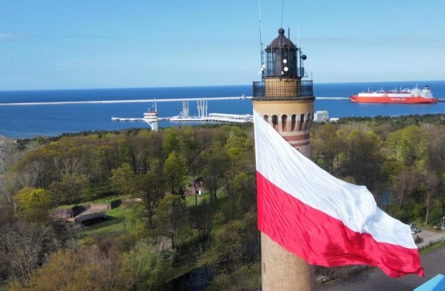 KrzysiekWSK's tweet photo. Wiele osób w Polsce, jest blisko popełenienia zbrodni przeciwko ojczyźnie czyli ZDRADY.

To ostatni czas, byście się opamiętali.
Nic nie zmaże tej hańby, jaką okryjecie siebie i waszą rodzinę.
Warto przypomnieć, że spotka was ten sam los, co koloborantów na Ukrainie.

Zginą lub zostaną inwalidami, na samym początku wojny, będą traktowani jak śmiecie przez rosjan.
Resztę wyłapią polskie służby.

Daleko szukać na nie trzeba.
Czeczko nie żyje a Szmydt robi za męską prostytutkę.

Jak mając do wyboru normalny kraj w którym się urodziłeś, a kraj z gówna i patyków nakierowany na sadyzm jak rosja, wybierasz rosję, to jest coś grubo z tobą nie tak.