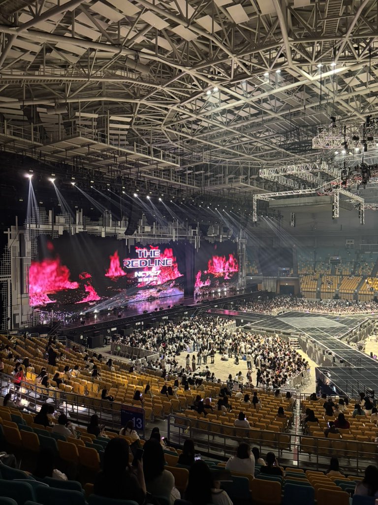 ttyaa850's tweet photo. 님들아 ㄹㅈㄷ
첫번째가 그냥 1배줌 두번째가 망원 렌즈 낀 1배줌인데 진심 ㄹㅈㄷ야 https://t.co/rdwHF5Y3Dt